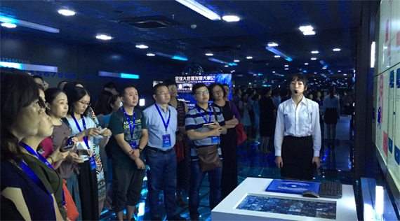 与会者参观了贵阳大数据应用展示中心2